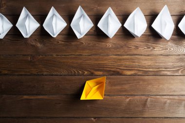 Tahta masadaki origami tekneleri. 