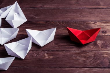 Tahta masadaki origami tekneleri. 