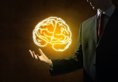 beyin içinde palmiye tutan el