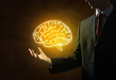 beyin içinde palmiye tutan el