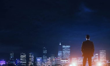 Gece parlayan city ile ilgilenen iş adamı