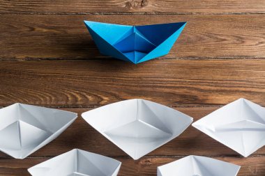 Tahta masadaki origami tekneleri. 