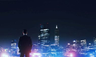 Gece parlayan city ile ilgilenen iş adamı