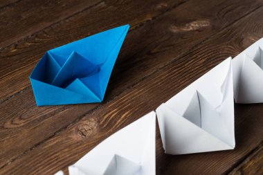 Tahta masadaki origami tekneleri. 