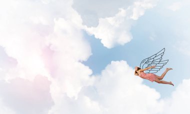 yüksek mavi gökyüzünde uçan kadın