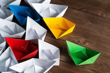 Tahta masadaki origami tekneleri. 