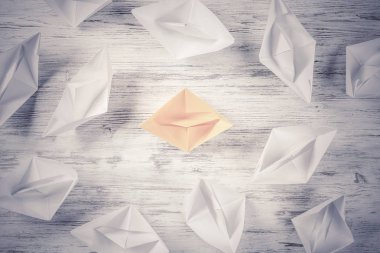 Tahta masadaki origami tekneleri. 