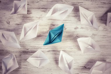 Tahta masadaki origami tekneleri. 