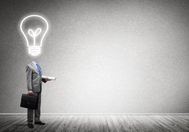 Boş beton odada meçhul iş adamı 