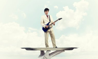 El garsona tepsi adam sunulması