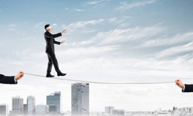 İşadamı blindfolder gözleri ile 