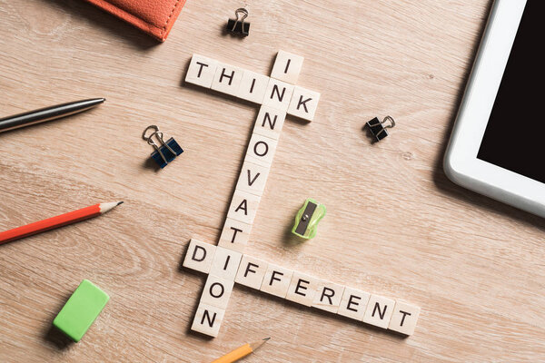 кроссворд на деревянном столе
