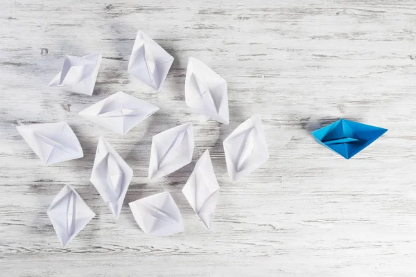Tahta masadaki origami tekneleri. 