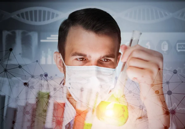 Retrato de cientista masculino concentrado que trabalha com reagentes em laboratório — Fotografia de Stock