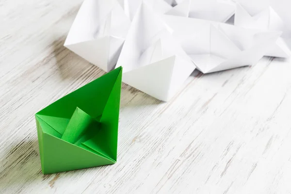 Szett origami hajók fa asztalon — Stock Fotó
