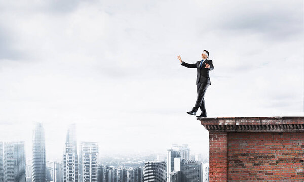 Бизнесмен с повязкой на глазах
 