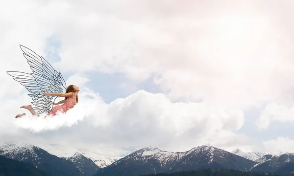 Mulher voando alto no céu azul — Fotografia de Stock