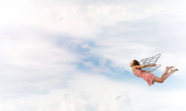 Kobiety wysokie loty w błękitne niebo — Zdjęcie stockowe