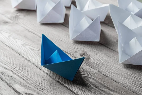 Conjunto de barcos de origami na mesa de madeira — Fotografia de Stock