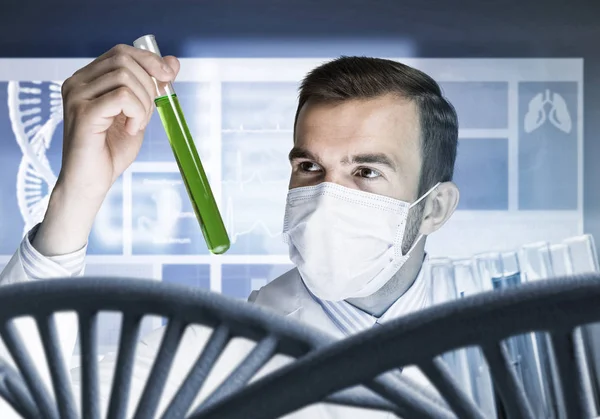 Cientista bonito fazendo pesquisa — Fotografia de Stock