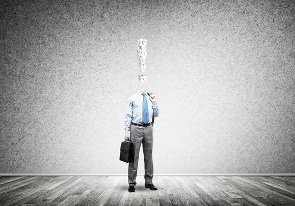 Boş beton odada meçhul iş adamı 