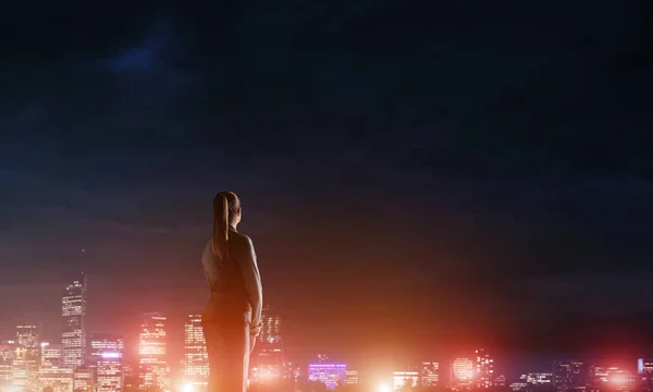 Mujer de negocios viendo luces de la ciudad nocturna — Foto de Stock