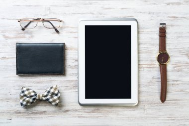 Erkek aksesuarları ve tablet 
