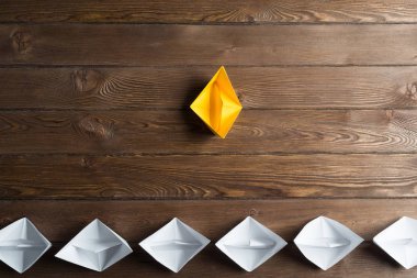 Tahta masadaki origami tekneleri. 