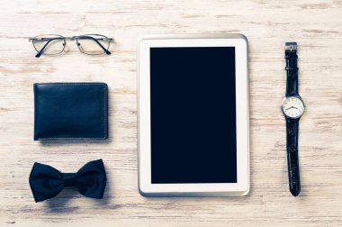 Erkek aksesuarları ve tablet 