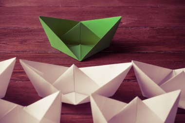 Tahta masadaki origami tekneleri. 