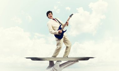 El garsona tepsi adam sunulması