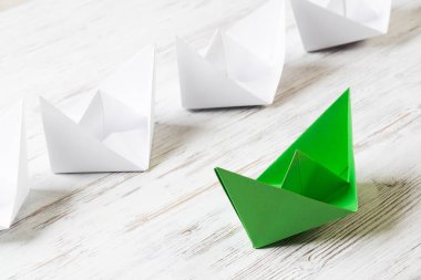 Tahta masadaki origami tekneleri. 