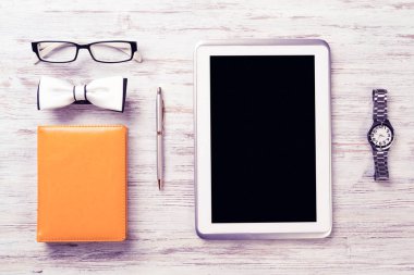 Erkek aksesuarları ve tablet 