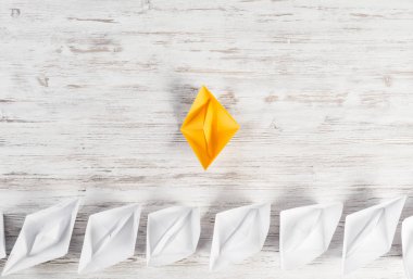 Tahta masadaki origami tekneleri. 