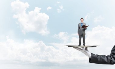 Garson tepsi adam sunulması 