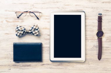 Erkek aksesuarları ve tablet 