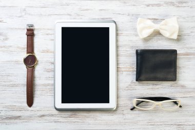 Erkek aksesuarları ve tablet 