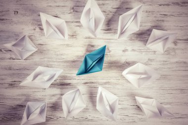 Tahta masadaki origami tekneleri. 