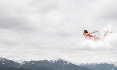 yüksek mavi gökyüzünde uçan kadın