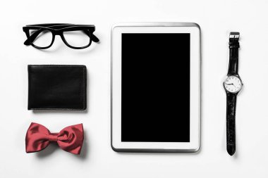 Erkek aksesuarları ve tablet 