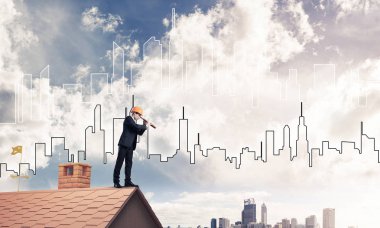  takım elbise ve kask Çatının kenarında işadamı