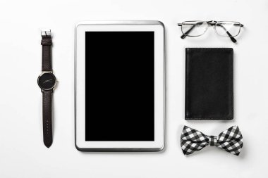 Erkek aksesuarları ve tablet 