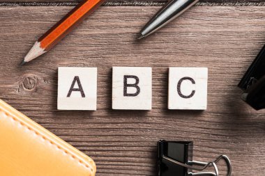  Word'de toplanan harflerle ahşap öğeleri