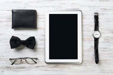 Erkek aksesuarları ve tablet 