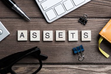  Word'de toplanan harflerle ahşap öğeleri