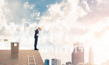  takım elbise ve kask Çatının kenarında işadamı