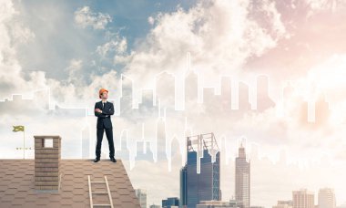  takım elbise ve kask Çatının kenarında işadamı