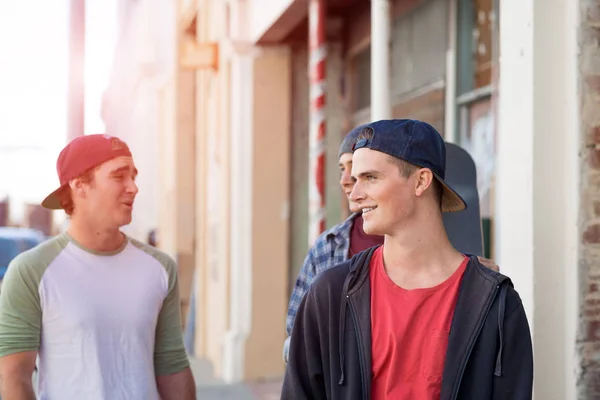 Jongens skateboarders op straat — Stockfoto