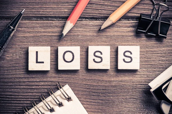  Word'de toplanan harflerle ahşap öğeleri