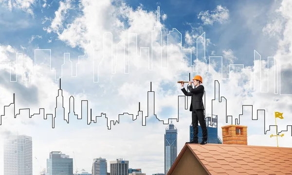  takım elbise ve kask Çatının kenarında işadamı